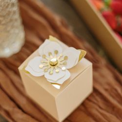 Contenant cube papier blush et fleur blanc et or x10